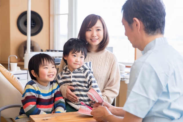 歯科医師と小児患者と母親
