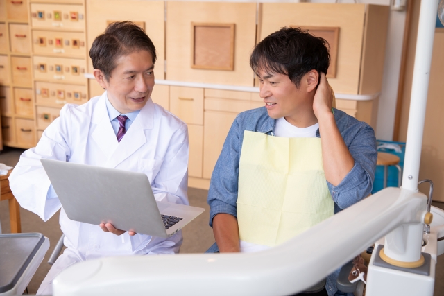 歯科医と話す患者