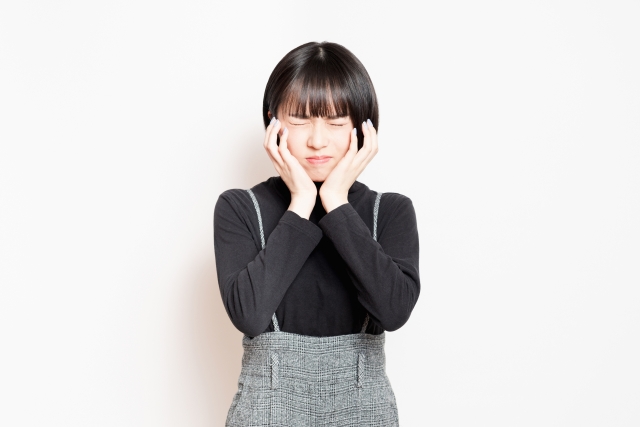 歯が痛い女性