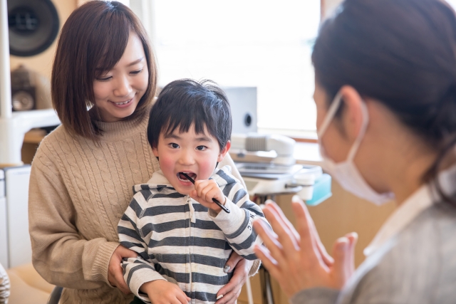 歯磨き指導を受ける親子