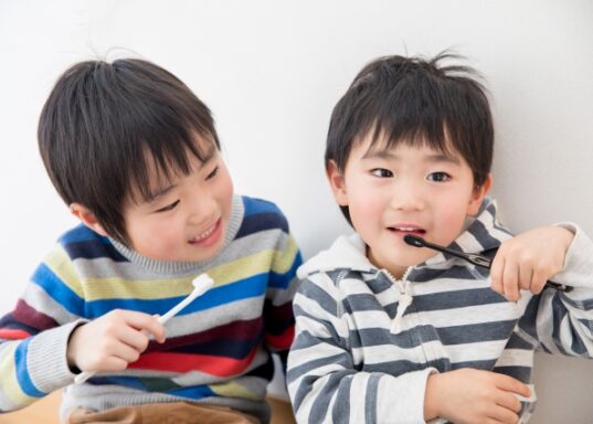 2人の男の子が歯を磨く様子